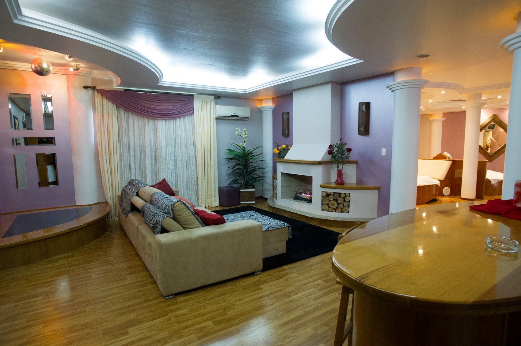 Zoom HTML5 Template by templatemo.com